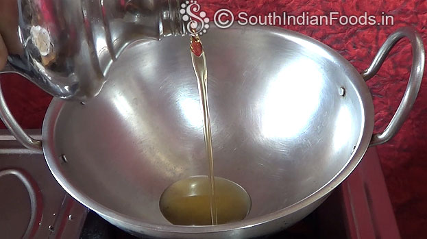 Heat 1 ladle sesame oil in a pan