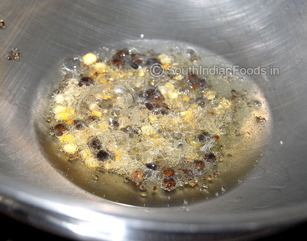 Seasoning with mustard, urad dal & bengal gram