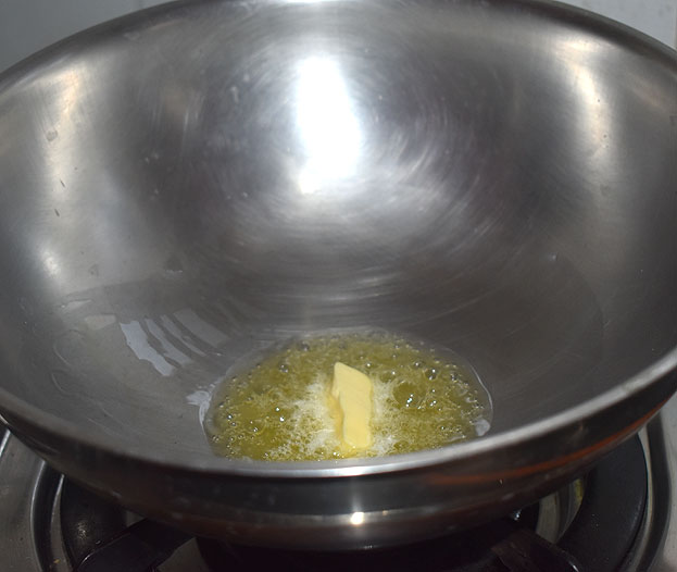 Heat 2 tbsp oil & butter