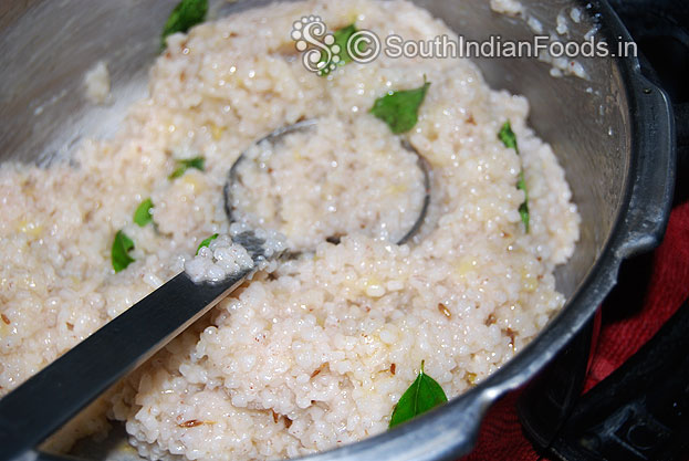Perfectly textured red rice pongal