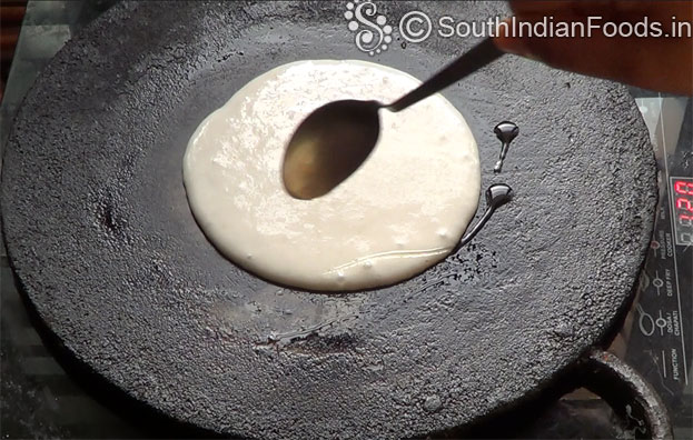 Pour oil over the dosa