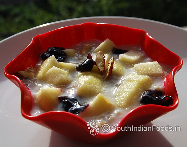 Oatmeal with blueberry and apple pudding