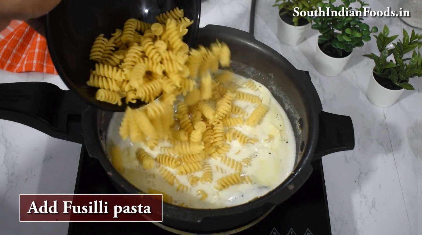 One pot fusilli casicum white sauce pasta