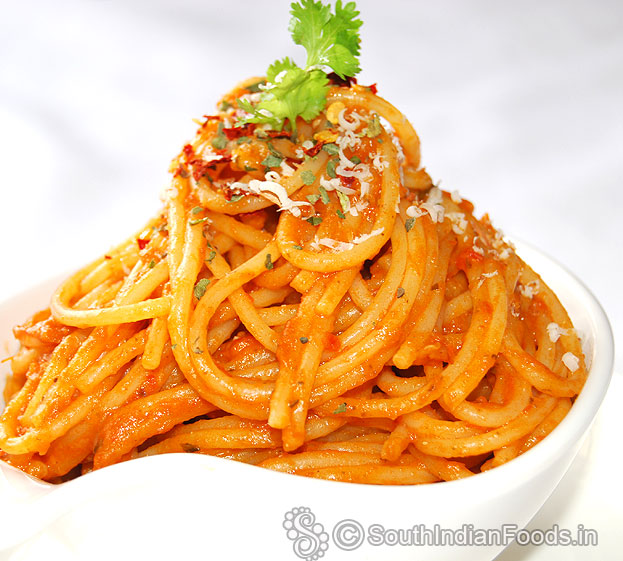 Spaghetti with tomato sauce & dried herbs