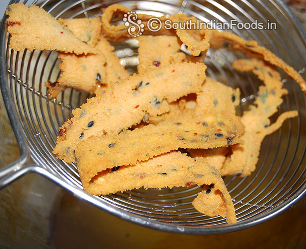 Now kara ola pakoda is ready take it out then place it on absorbent paper & let it cool
