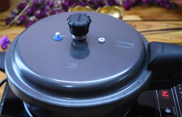 Heat pressure cooker, add 2 tbsp oil