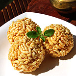 Puffed rice balls with jaggery / Karthigai pori urundai