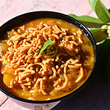 Sev tamatar / Crispy sev in tomato curry