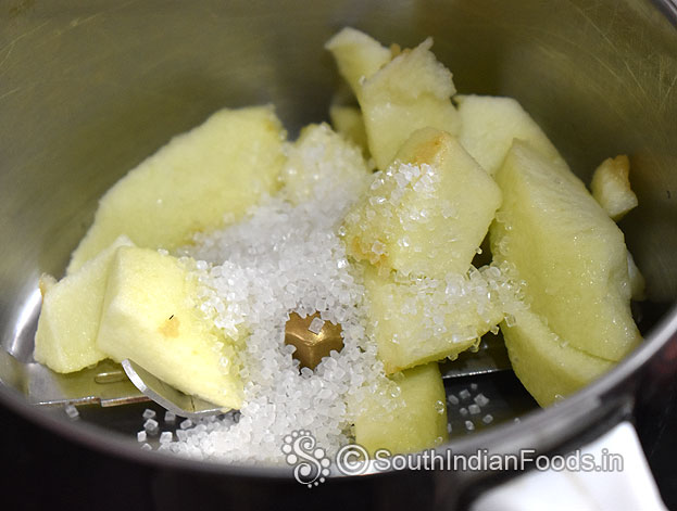 In a mier jar add banana & dates