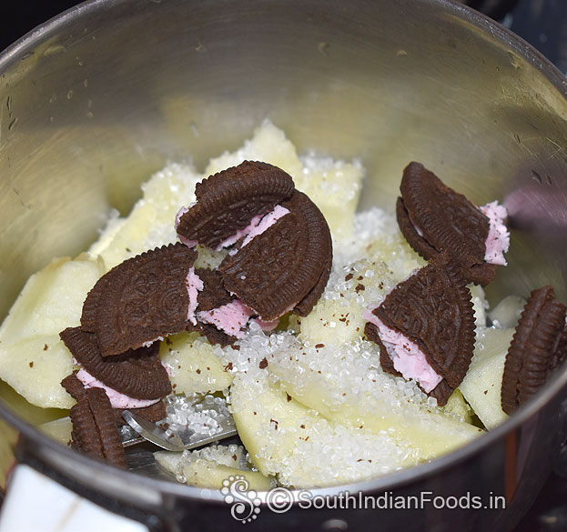 In a mixer jar, add apple, sugar, oreo biscuits