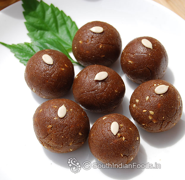 Atta jaggery ladoo