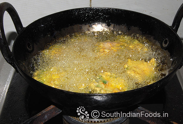 Heat oil in a pan, drop bittergourd slices