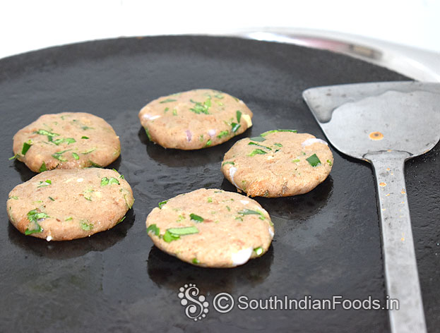 Heat iron dosa tawa, add 1 tbsp oil, place raw bread vada
