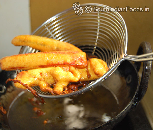 Crispy capsicum fritters ready, remove it from oil