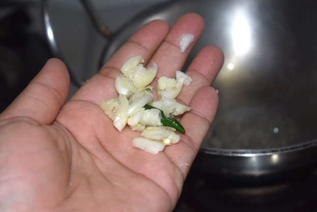Heat 1.5 tbsp oil, add mustard, garlic, green chilli