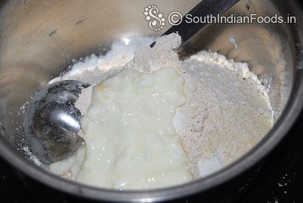 Add 3 tbsp of curd mix well
