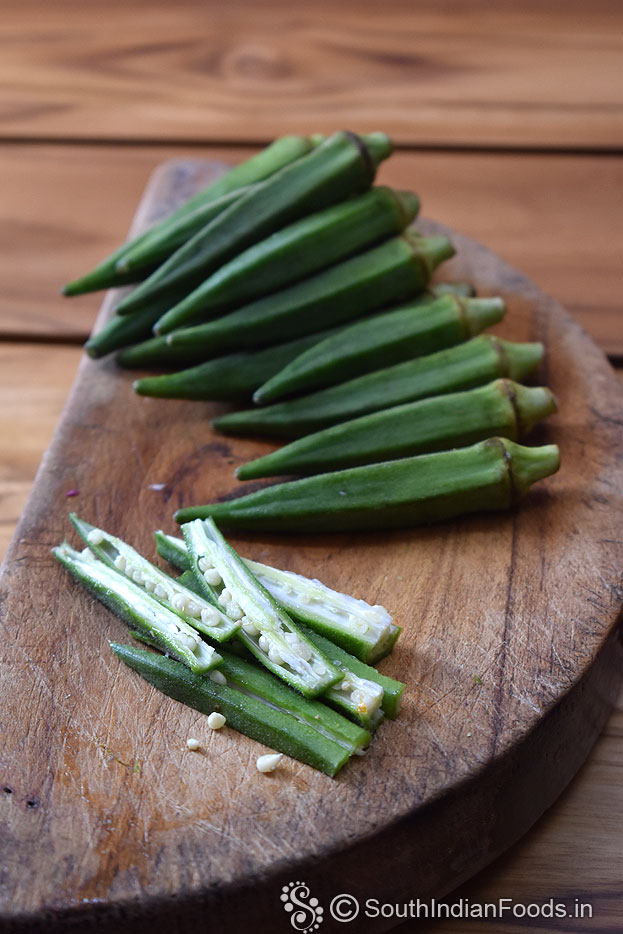 Slice okra ino thin pieces