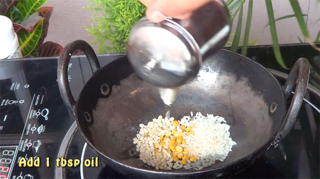 Add chana dal, urad dal, rice, 1 tbsp sesame oil, roast
