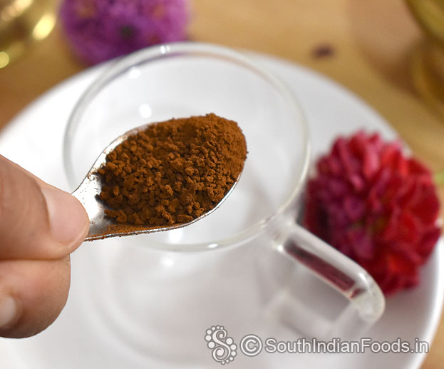 Add 3 tsp instant coffee powder in a glass