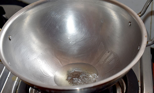 Heat 1 tbsp oil, mustard seeds, let it splutter