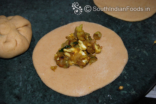 Place aloo paneer stuffing