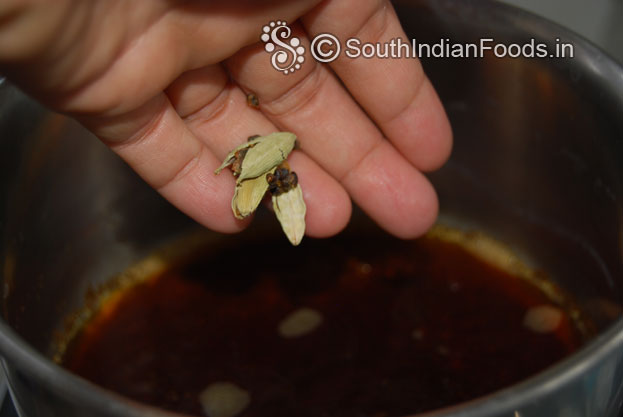 Crush green cardamom