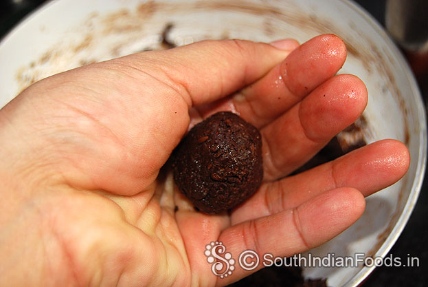 Make equal size choco ladoos