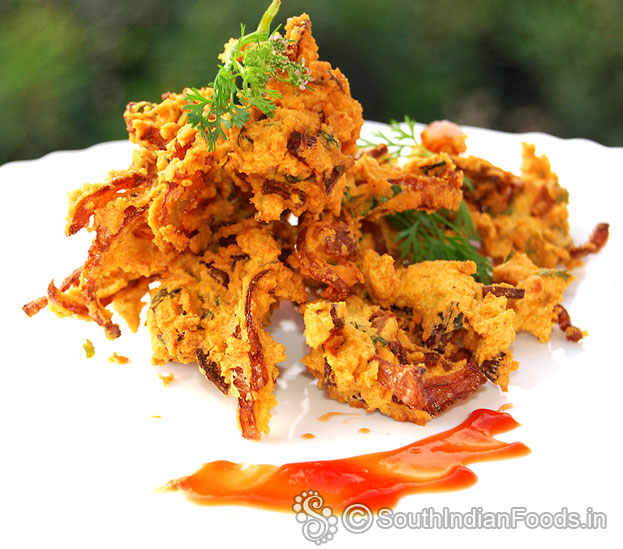 Crispy pyaz ki pakodi, serve hot