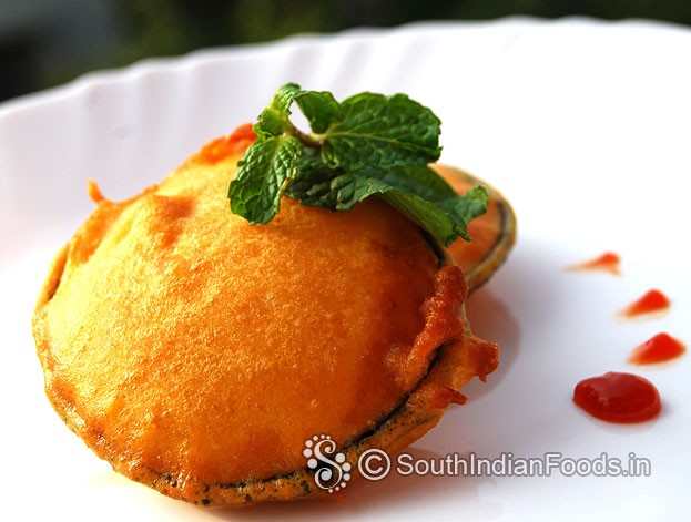Eggplant fritter is ready serve hot with green chutney