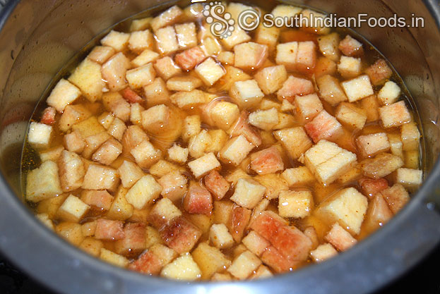 Wash elephant foot yam, peel off the skin, cut into cubes