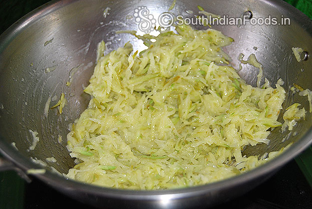 Add 3 ladle of sesame oil, add grated raw mango saute