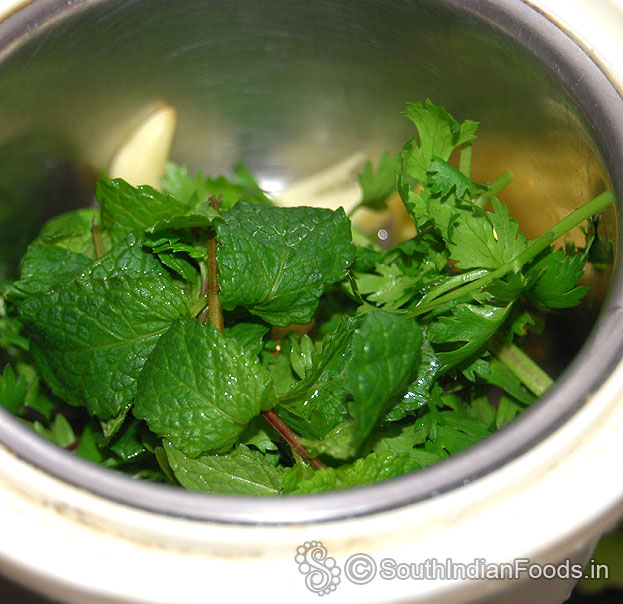 In a mixer jar add garli, gigner, green chilli, cinnamon, clove, fennel , coriander & mint