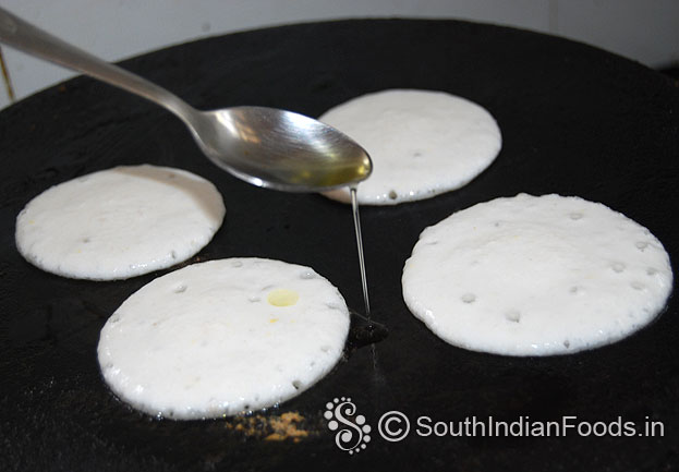 Pour oil around the mini uthappam