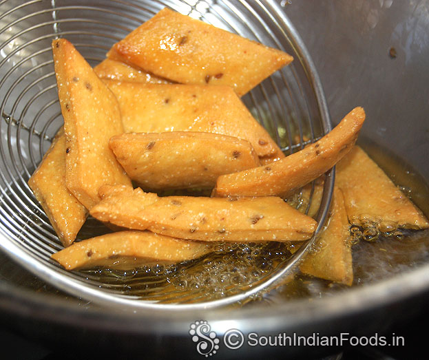 Crispy namak para ready, remove it from oiil