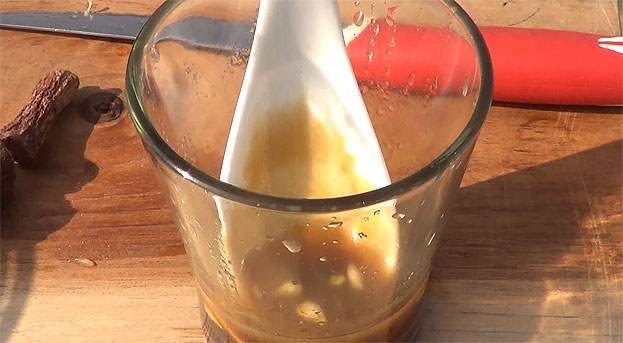 Pour into the glass, mix well with lemon