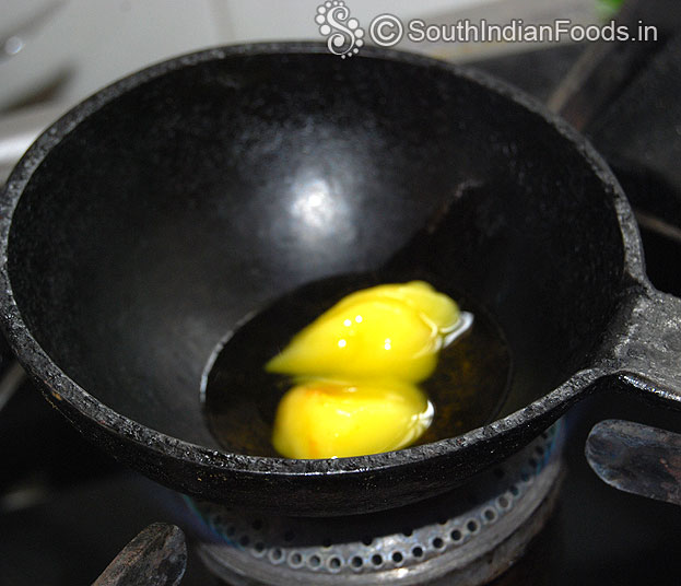 Heat 2 tbsp ghee in a pan