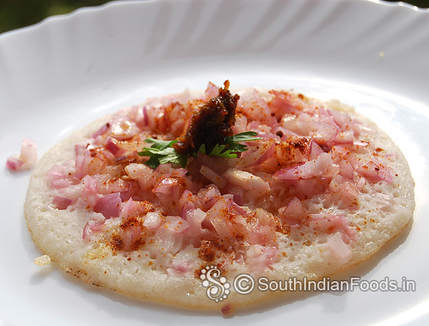 Onion idli powder uttapam is ready, serve hot with green chutney