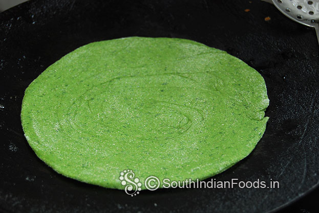 Heat iron dosa tawa, place raw palak paratha