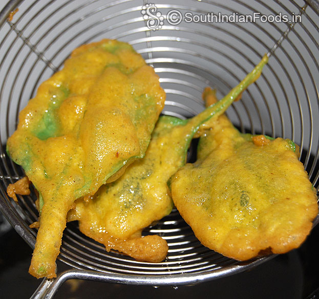 Crispy palak pakoda ready, remove it from oil, drain on absorbent paper