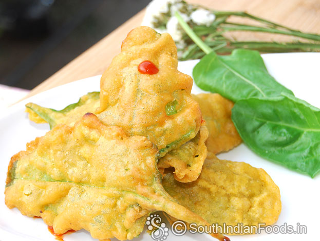 Spinach pakoda ready, serve hot with greeen chutney or red chutney