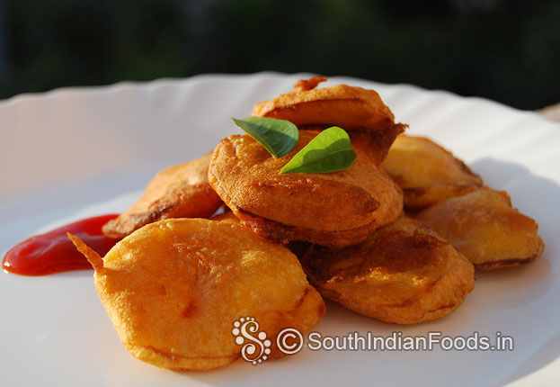 Crispy urulaikizhangu bajji is ready, serve hot with tomato sauce