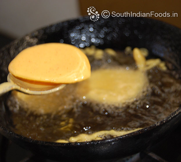Heat oil, put dipped potato slices