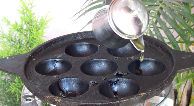 Pour 1 tbsp oil over the pan
