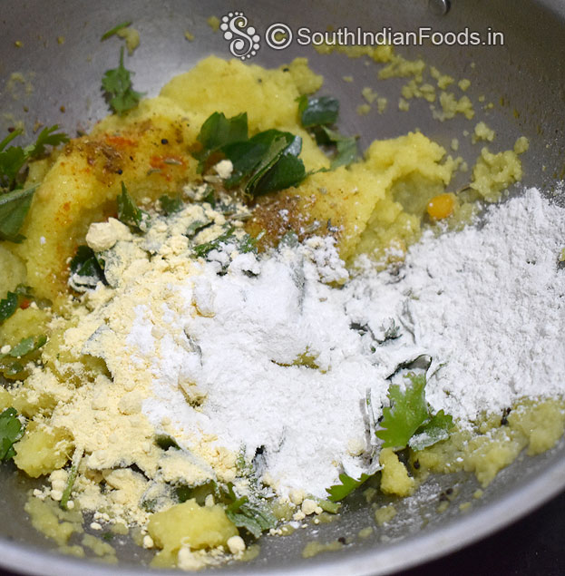 In a boil add leftover sooji upma / boiled rava