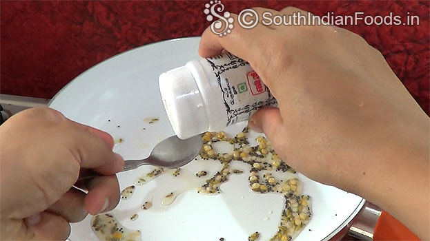 Add chana dal, urad dal & asafetida