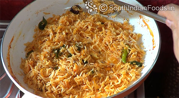 Delicious tomato rice ready, cut off heat
