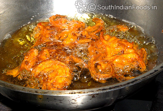Crispy onion pakoda ready, remove it from oil