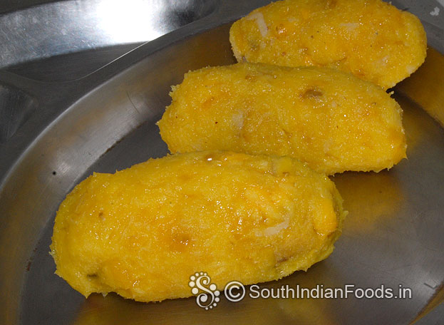 Roll out into rice flour mixture, then keep it aside