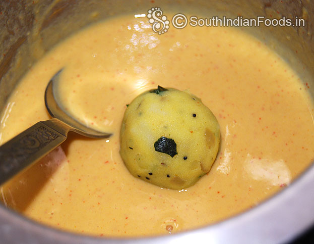 Dip potato balls in the gram flour batter