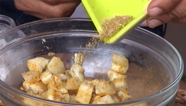 Add coriander powder, mix ell, leave it for 5 min